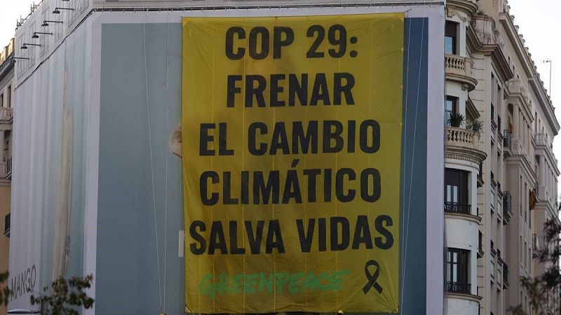 Greenpeace despliega en Madrid una pancarta por la COP29: "Frenar el cambio climtico salva vidas"