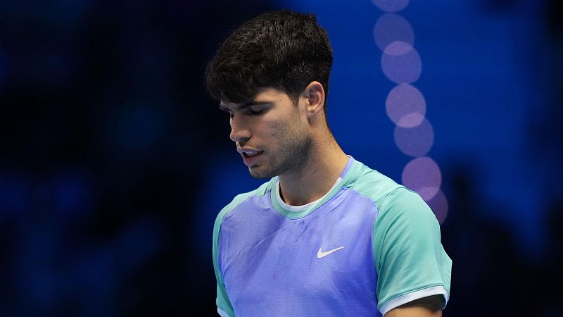 Carlos Alcaraz acaba desquiciado y derrotado ante Casper Ruud en el debut en las ATP Finals 2024