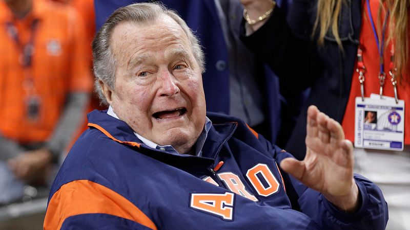 El expresidente estadounidense George H. W. Bush llama "fanfarrón" a Trump y confirma que votó por Clinton