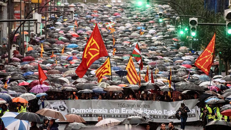 Miles de personas se manifiestan en Bilbao contra la aplicación del artículo 155 y en favor del derecho a decidir