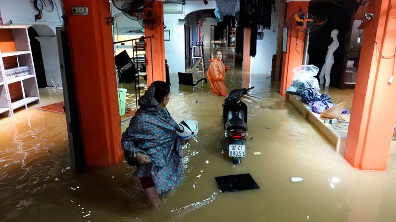 Al menos 27 muertos y 22 desaparecidos por el tifón Damrey en Vietnam