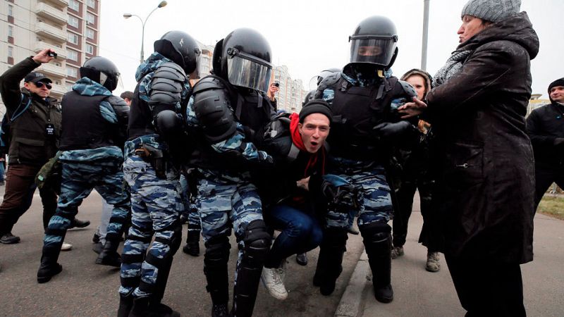 La policía detiene a más de 260 personas en Moscú en una protesta anti Putin
