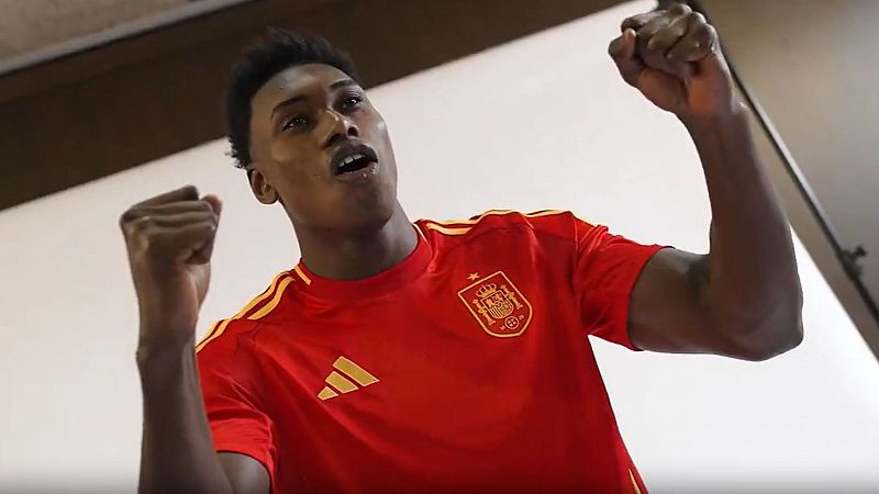 Samu Omorodion se prueba la camiseta de la seleccin espaola absoluta.