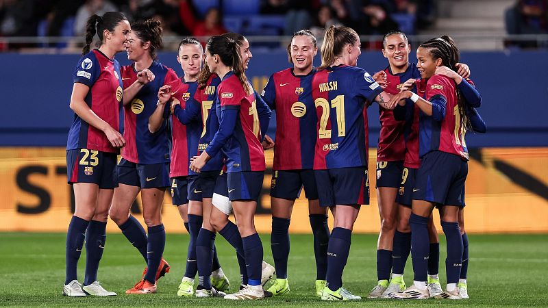 Las jugadoras del Barcelona celebran uno de los goles ante el ST. Plten