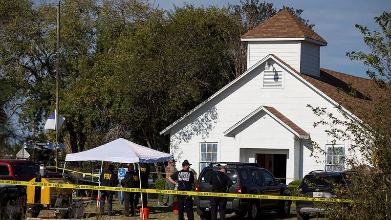 Al menos 26 muertos en una iglesia baptista en Texas, en otra masacre a manos de un tirador solitario