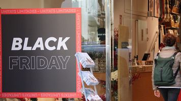 Cartell d'una botiga que anuncia el Black Friday (ACN | Maria Asmarat)