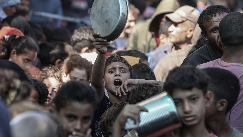 Los palestinos, incluidos los nios, esperan a recibir alimentos que reparte una organizacin de ayuda en Deir al Balah, Gaza