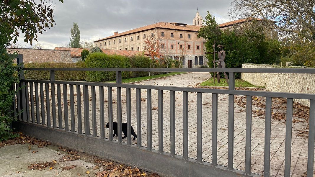 monasterio verja gato negro