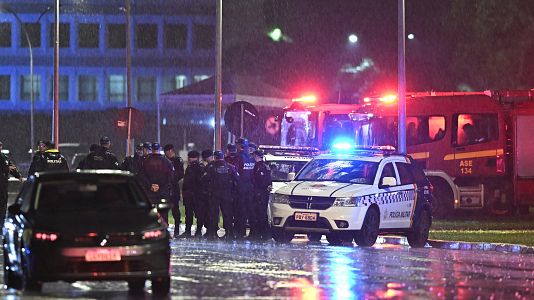 Varios agentes custodian el lugar de una explosin en la Plaza de los Tres Poderes, en Brasilia