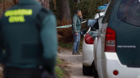 Agentes de la Guardia Civil durante la investigacin por el crimen machista en Baiona, Pontevedra.