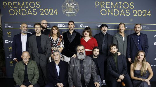 El equipo de La Revuelta durante el photocall previo a la gala de los Premios Ondas en el Liceu