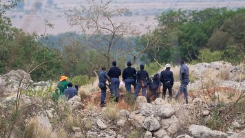 Rescatistas retiran un cuerpo de un pozo reformado donde unos 4.000 mineros estn atrapados en Stilfontein