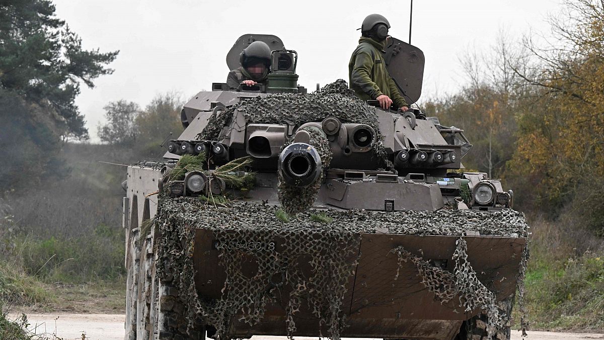 Soldados ucranianos se entrenan en un vehculo blindado de combate francs AMX-10 durante un ejercicio de entrenamiento en el campamento militar de Mourmelon-le-Grand, Francia