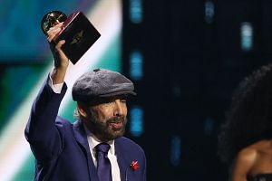 El cantautor Juan Luis Guerra sosteniendo el Latin Grammy a mejor lbum del ao por 'Radio Gu?ira'