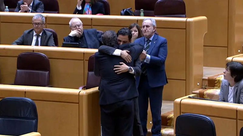 Sonado abrazo en el Senado, Colombia prohíbe el matrimonio infantil y otras buenas noticias de la semana