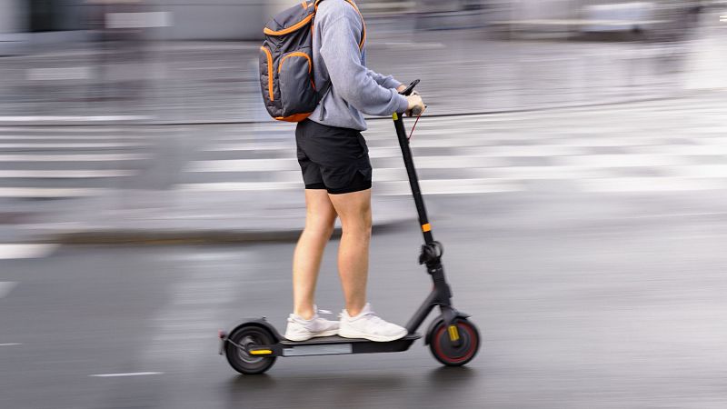 Barcelona regularà els patinets i limitarà les motos a les voreres