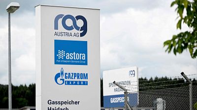 Un cartel con los logotipos de Austria AG, Astora y Gazprom Export en la entrada de la estacin de almacenamiento de gas Haidach cerca de Strasswalchen, Austria