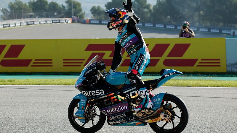 David Alonso logra su 14ª victoria en Moto3 y bate el récord de triunfos en una temporada