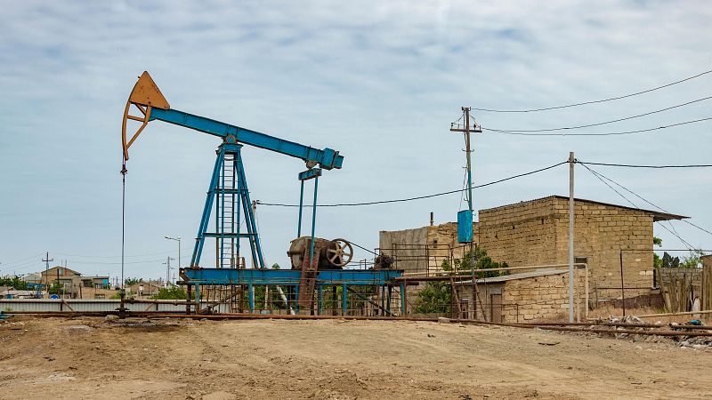 Bakú huele a petróleo: el oro negro corre por las venas de la sede de la cumbre del clima