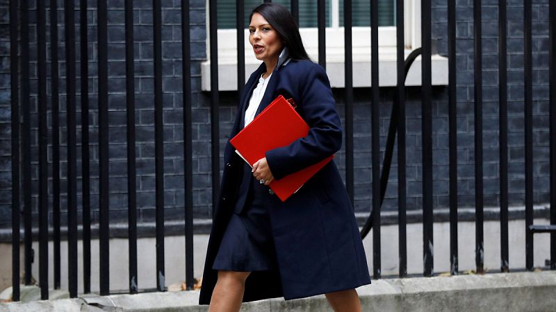 La dimisión de una ministra agrava las turbulencias en el Gobierno británico