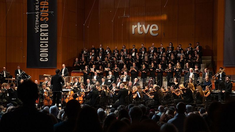 El Teatro Monumental acogió el concierto solidario de la Orquesta Sinfónica y Coro RTVE por las víctimas de la DANA