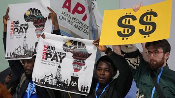 Activistas participan en una protesta en la COP29 de Bak pidiendo que paguen los grandes contaminantes