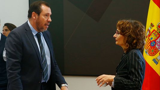 El ministro de Transportes, Oscar Puente (i), y la vicepresidenta primera del Gobierno y ministra de Hacienda, Mara Jess Montero