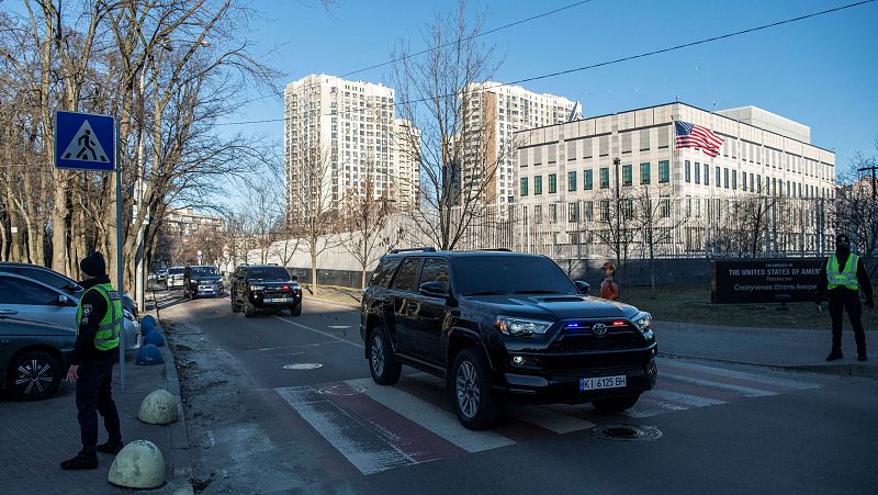 Las embajadas de España y EE.UU. en Kiev cierran al público por temor a un ataque masivo ruso