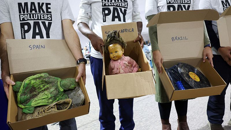 El barro de Valencia llega a Bak: un zapato o un peluche para trasladar el mensaje de la "destruccin climtica"