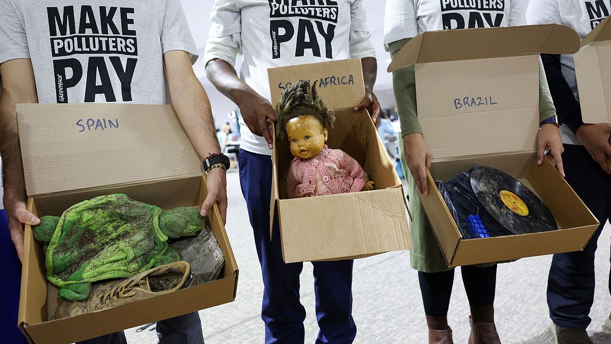 COP29: Activistas de Greenpeace muestra los restos de varios desastres naturales