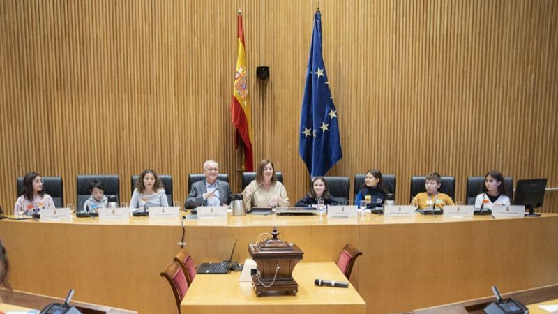 Un centenar de nios se convierten en 'Diputados por un da' en el Congreso