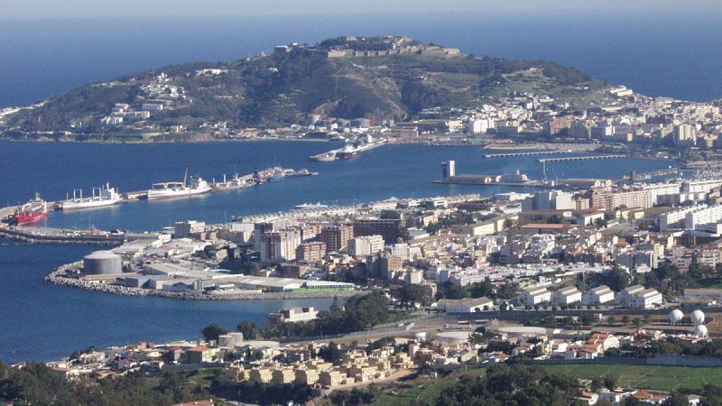 Unos 200 inmigrantes intentan entrar a la carrera por la frontera de Ceuta