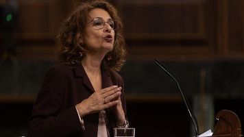 La vicepresidenta primera y ministra de Hacienda, Mara Jess Montero, interviene durante una sesin plenaria en el Congreso