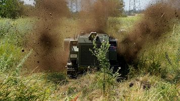 Un vehculo militar ucraniano avanza desde la direccin de la frontera con Rusia transportando a hombres con los ojos vendados y uniformes militares rusos, en la regin de Sumy