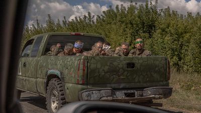 Un vehculo militar ucraniano avanza desde la direccin de la frontera con Rusia transportando a hombres con los ojos vendados y uniformes militares rusos, en la regin de Sumy