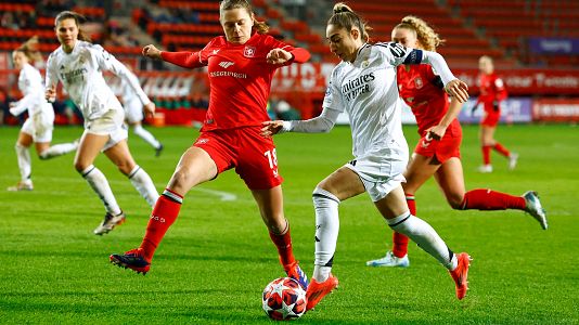 Olga Carmona en un lance del partido Twente - Real Madrid