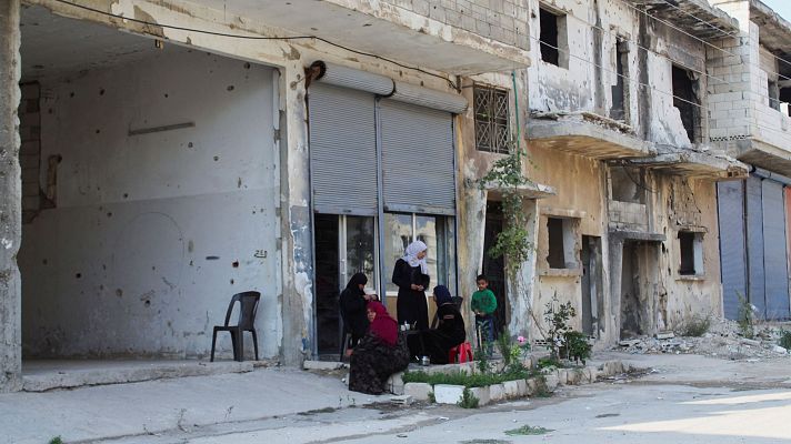 Un grupo de personas en un barrio de Siria