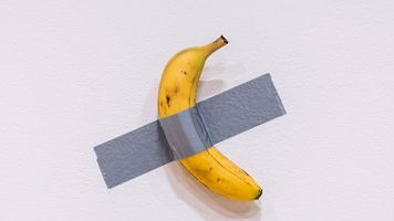 La polmica banana pegada a la pared se vende en una subasta por 6,2 millones de dlares