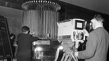 Un c�mara de televisi�n retransmitiendo el sorteo de Loter�a de Navid