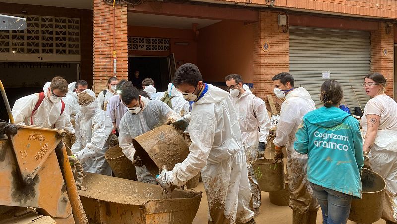 El día a día de los voluntarios de la DANA: “Llegas a casa, te duchas y piensas, soy una privilegiada”