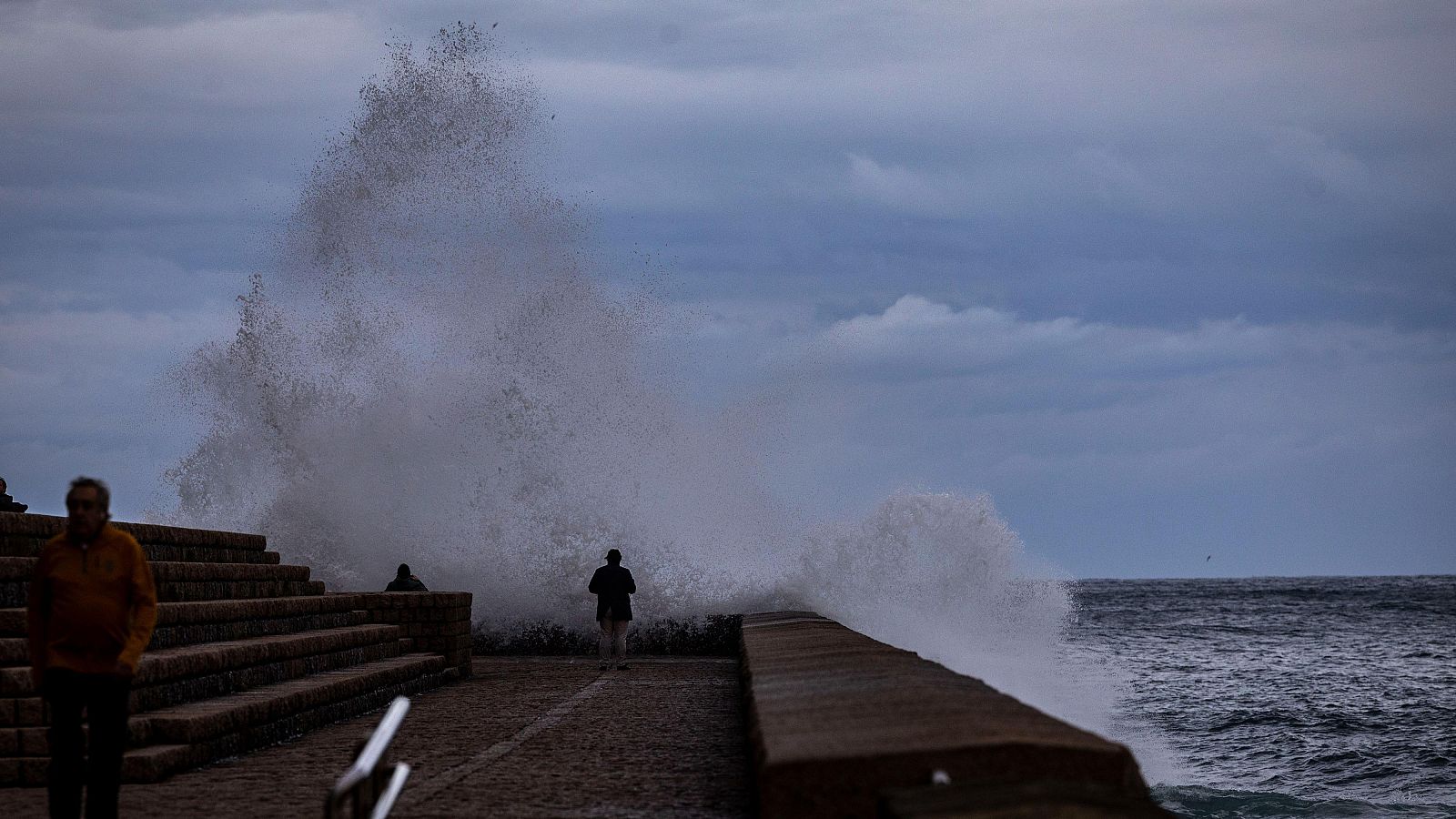 Fuertes viento, oleaje y lluvias por la influencia de la borrasca Bert - El tiempo | Ver
