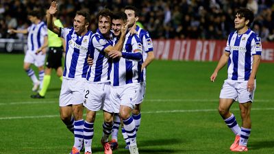 El jugador de la Real Sociedad Ander Berrenetxea celebra un gol de la Real Sociedad al Jove Espaol de San Vicente del Raspeig