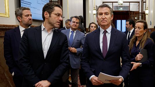 Borja Smper y Alberto Nez Feijo en los pasillos del Congreso de los Diputados