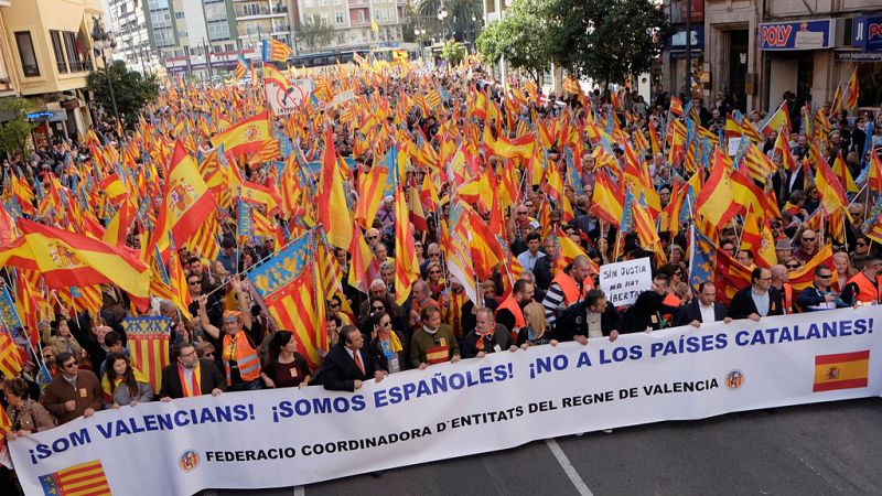 Miles de personas claman en Valencia contra el nacionalismo y los "Països catalans"