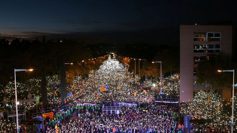 Miles de personas piden en Barcelona liberar a los presos del 'procés' catalán