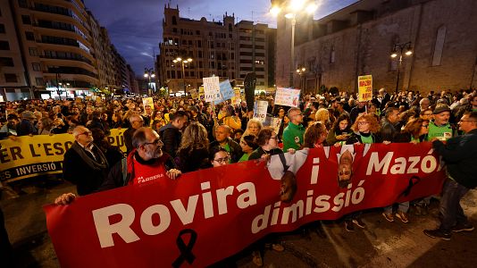 La comunidad educativa exige la dimisin de Mazn en una marcha contra la lentitud en la reapertura de los colegios