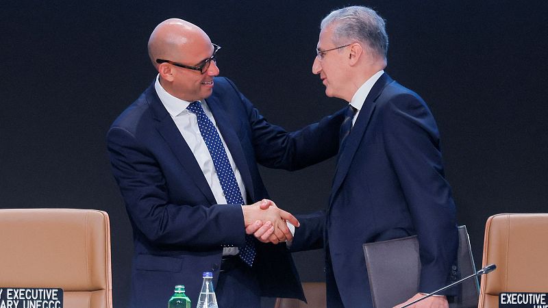 El presidente de la COP29, Mukthar Babayev (dcha) junto al jefe de la agencia de la ONU para cambio climtico, Simon Stiell (izda)