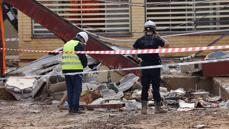 Un muerto y un herido en el derrumbe de una estructura metálica en un colegio de Massanassa afectado por la DANA