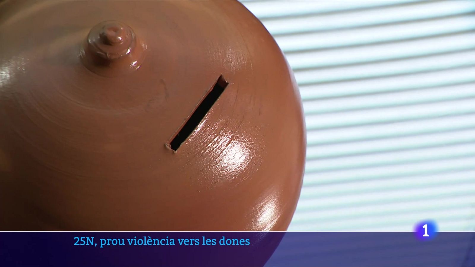 La violència econòmica, una de les més invisibles - L'Informatiu | Veure