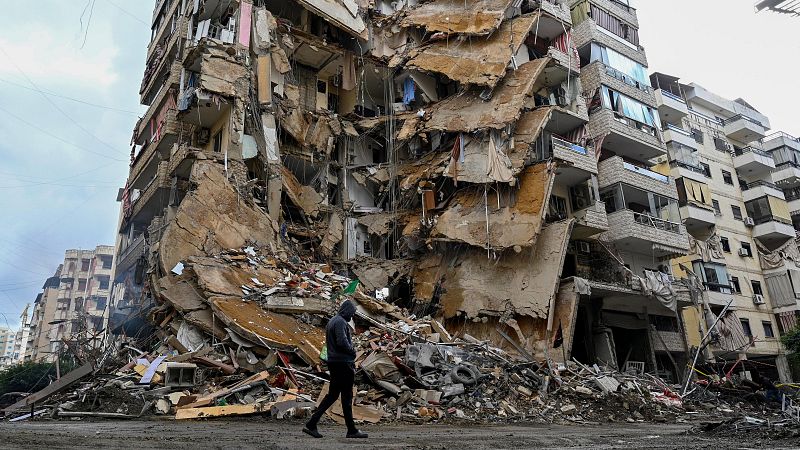 Un hombre camina delante de un edificio daado tras un ataque areo israel en la zona de Tayouneh, al sur de Beirut.